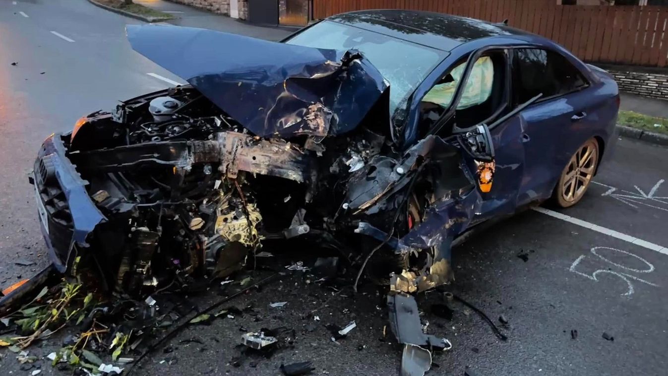 Ittas sofőr csapódott betonfalnak a Surányi úton: izomautó ronccsá tört, 3 súlyos sérült! (KÉPEK)