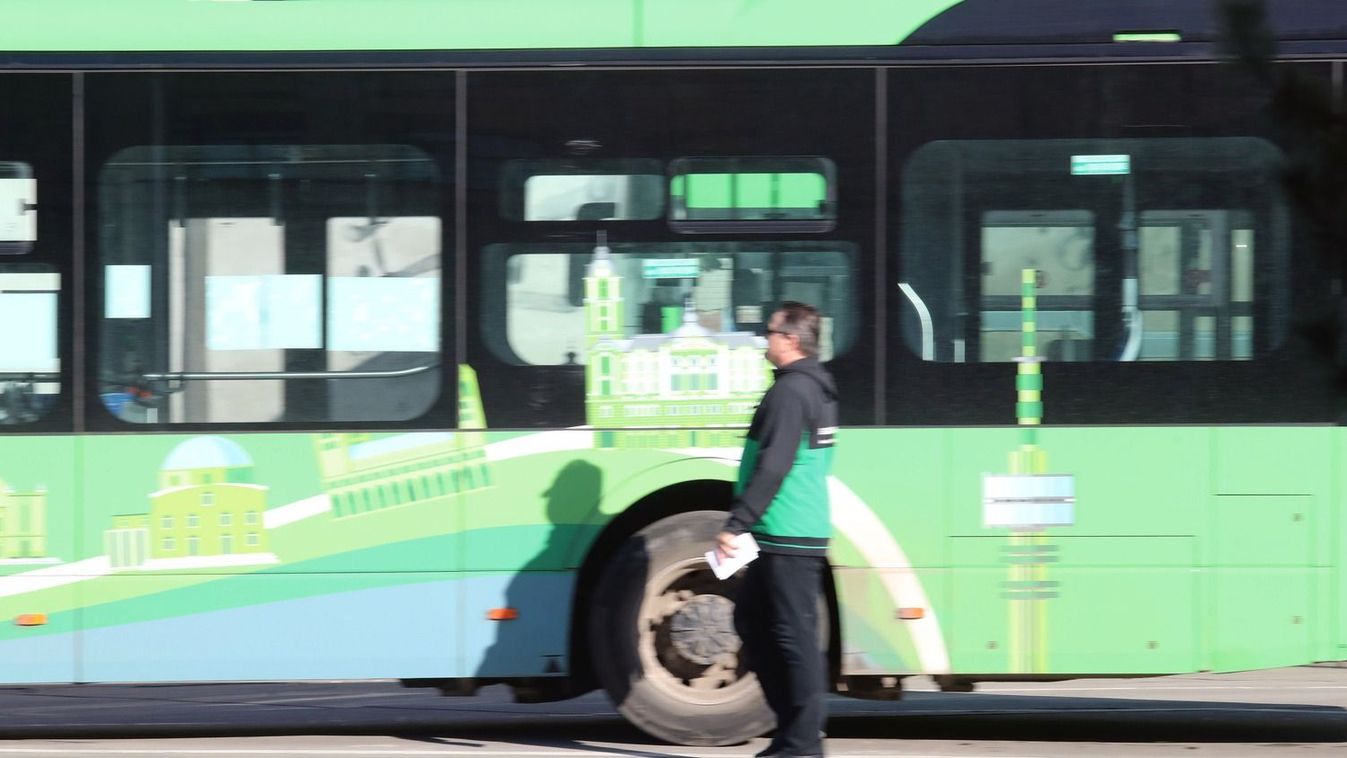 Mi történik a pécsi buszokon? Az ajtók nem nyílnak, az utasok dühösek!