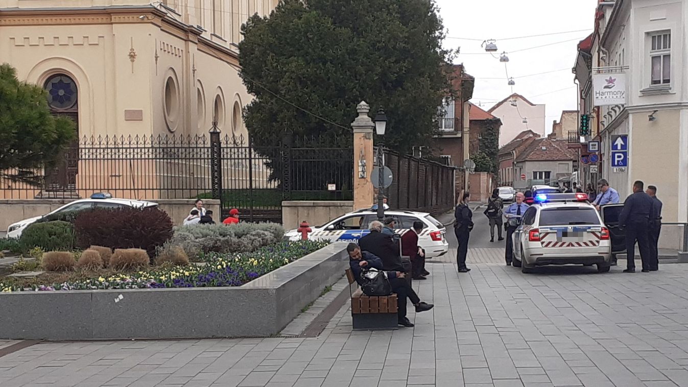 Három autóval vonult ki a rendőrség a Kossuth térre