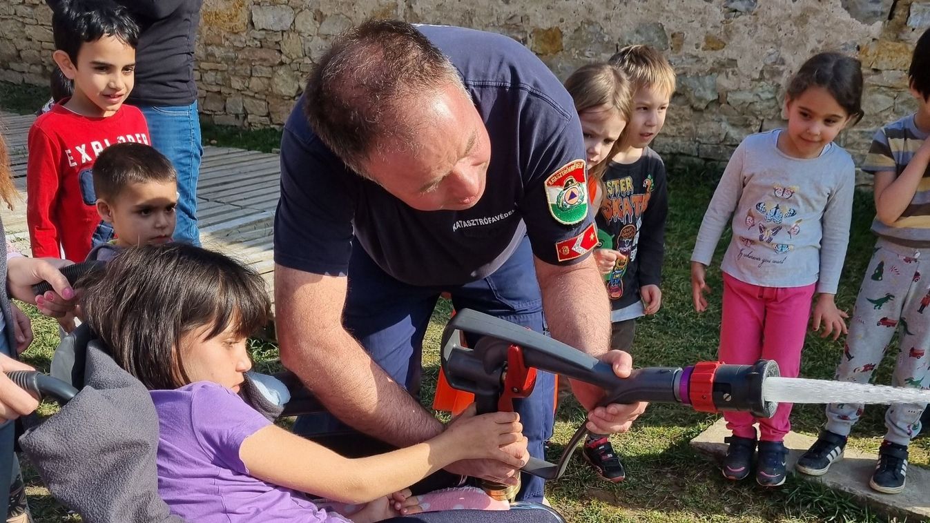 Egy súlyos betegséggel küzdő kislány különleges kívánságát teljesítették a mohácsi tűzoltók