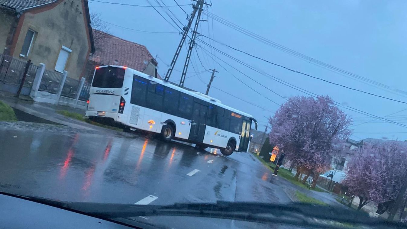 Törtek a roncsok, keresztben a busz – KÉPEK