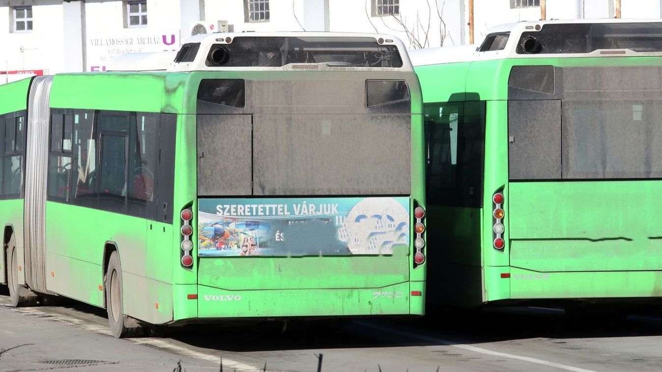 Ilyet még nem láttál: mit műveltek a buszsofőrök Pécsen? (VIDEÓ)