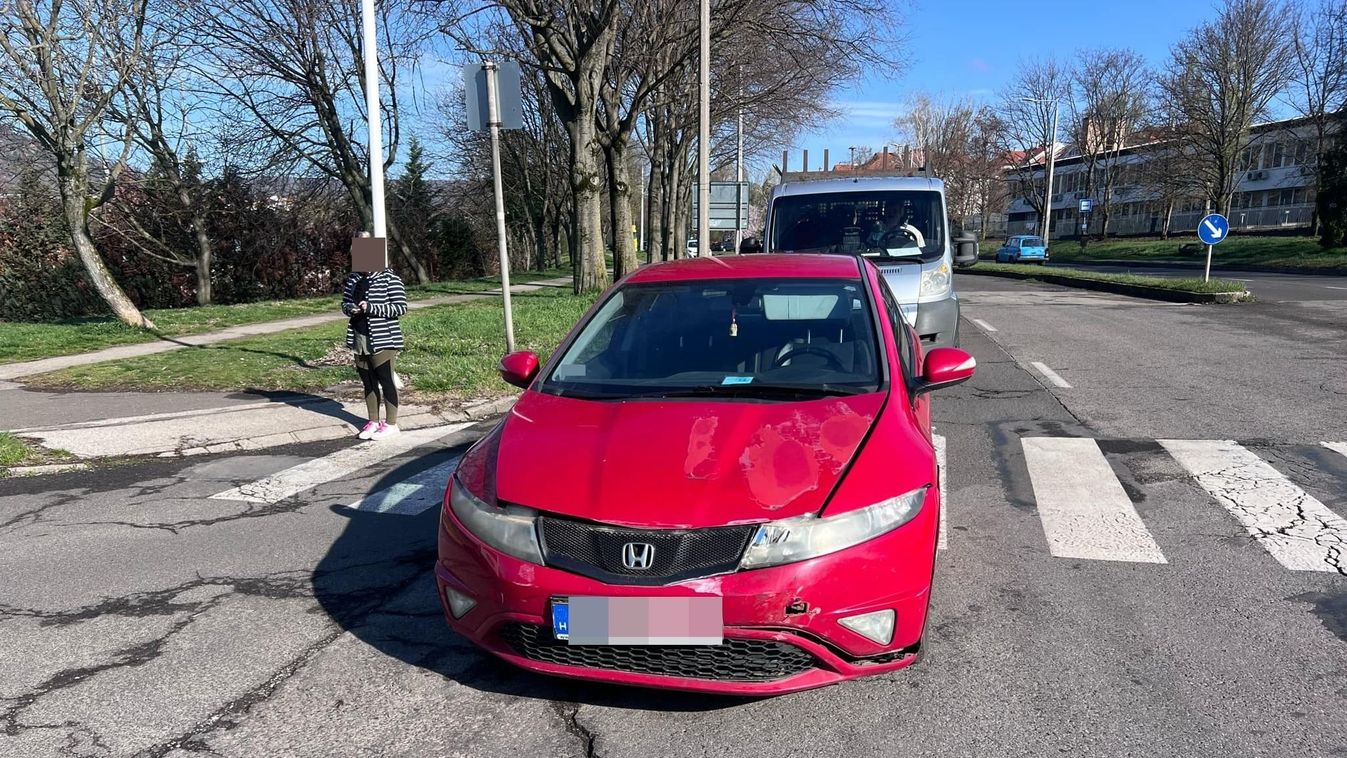 Újabb baleset Pécsen: két autó csattant a kereszteződésben