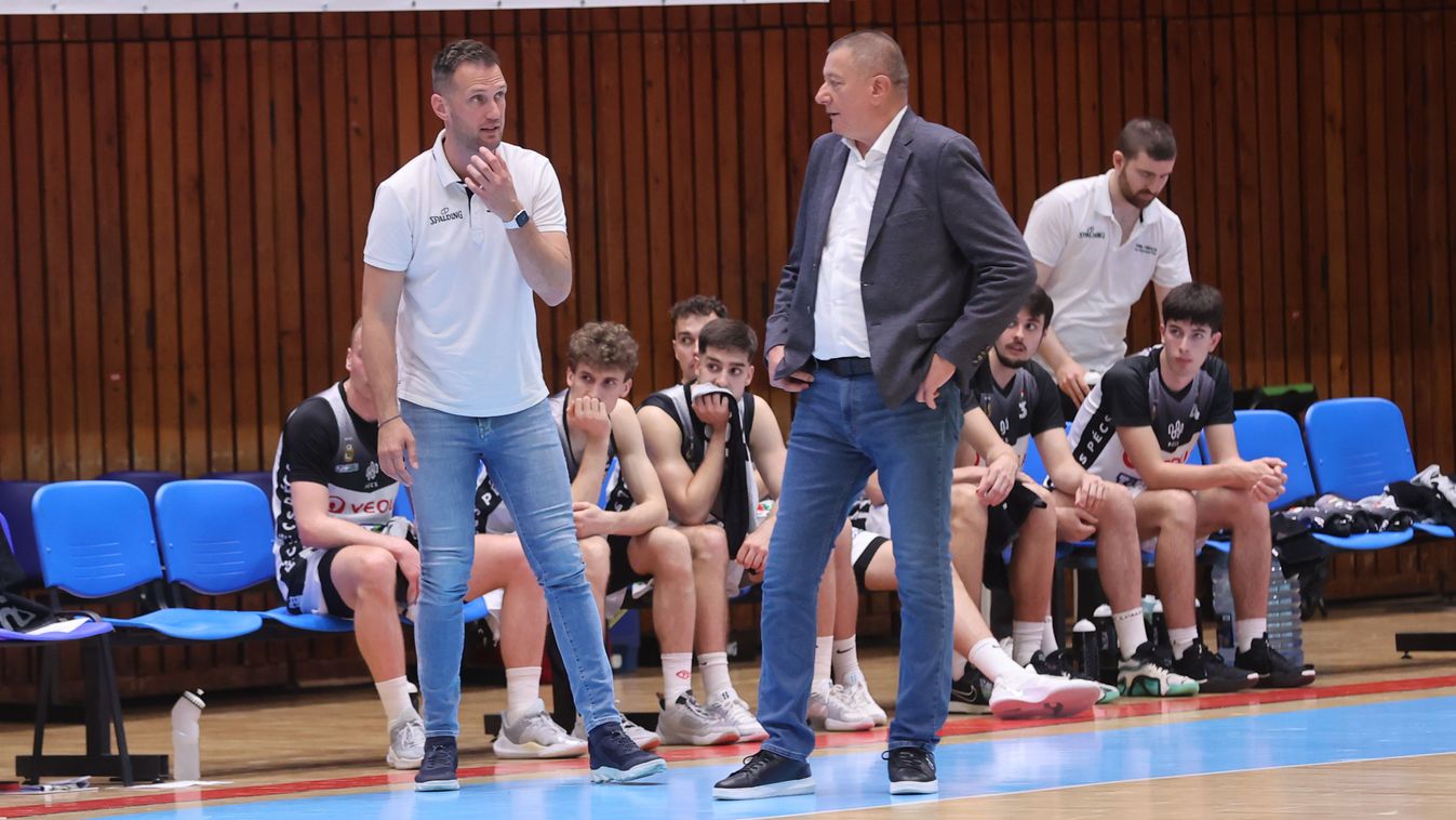 Bedobta a busz alá csapatát a Panthers trénere