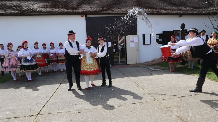 Zengővárkonyban is meglocsolták a hölgyeket