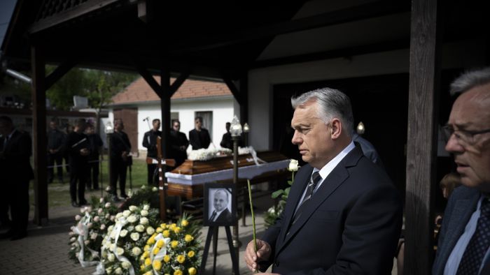 Orbán Viktor is lerótta végső tiszteletét Tiffán Zsolt ravatalánál