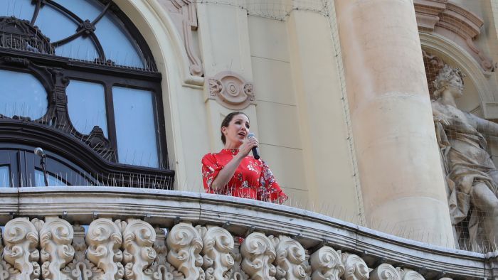 Erkélykoncert a Színház téren, a Pécsi Nemzeti Színház művészeinek előadásában