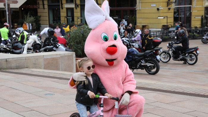 Motoros nyuszik gurultak be a pécsi Széchenyi térre. A gyerekek arcára mosolyt csaltak és sok-sok csokival is készültek