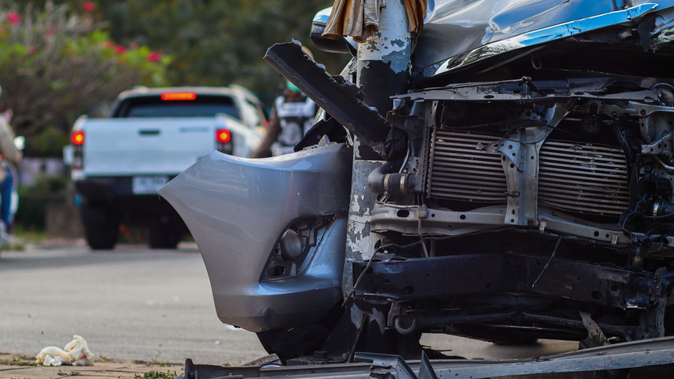 Autók, törmelék a 6-oson, baleset a cserkúti elágazásnál