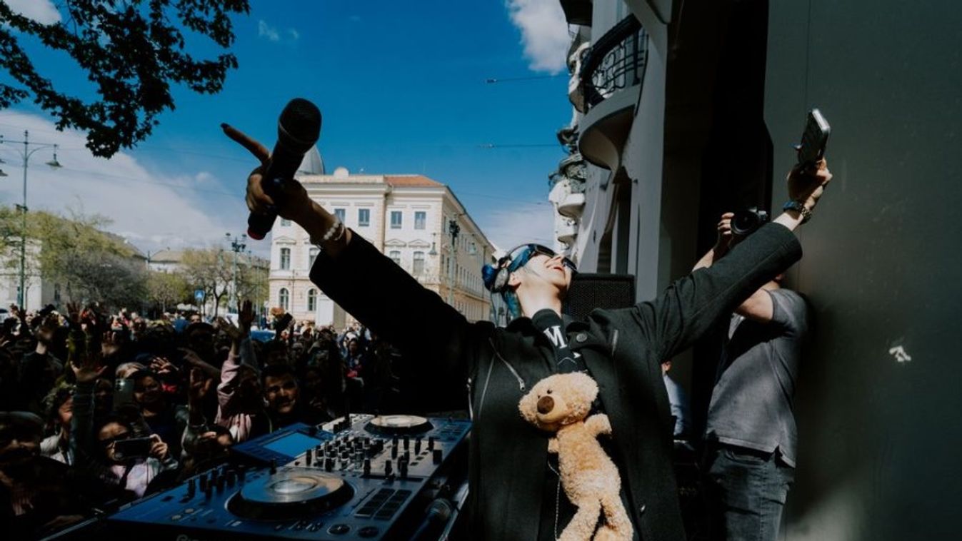A fél internet a pécsi lemezlovason nevet, DJ Pendrive-nak gúnyolják (VIDEÓK)