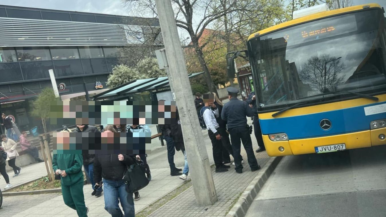 Sokkoló jelenetek a pécsi buszon: ezért szállították le az utasokat a rendőrök