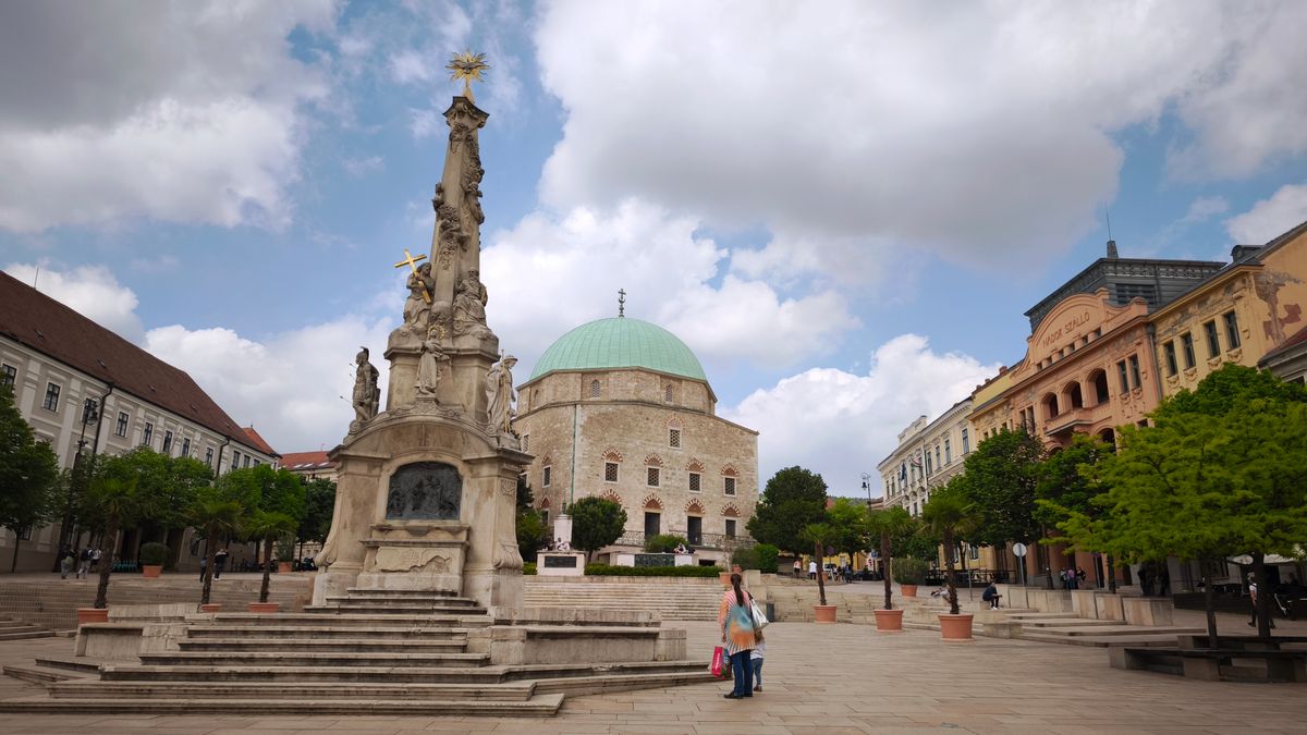 pécs, szentháromság szobor, széchenyi tér