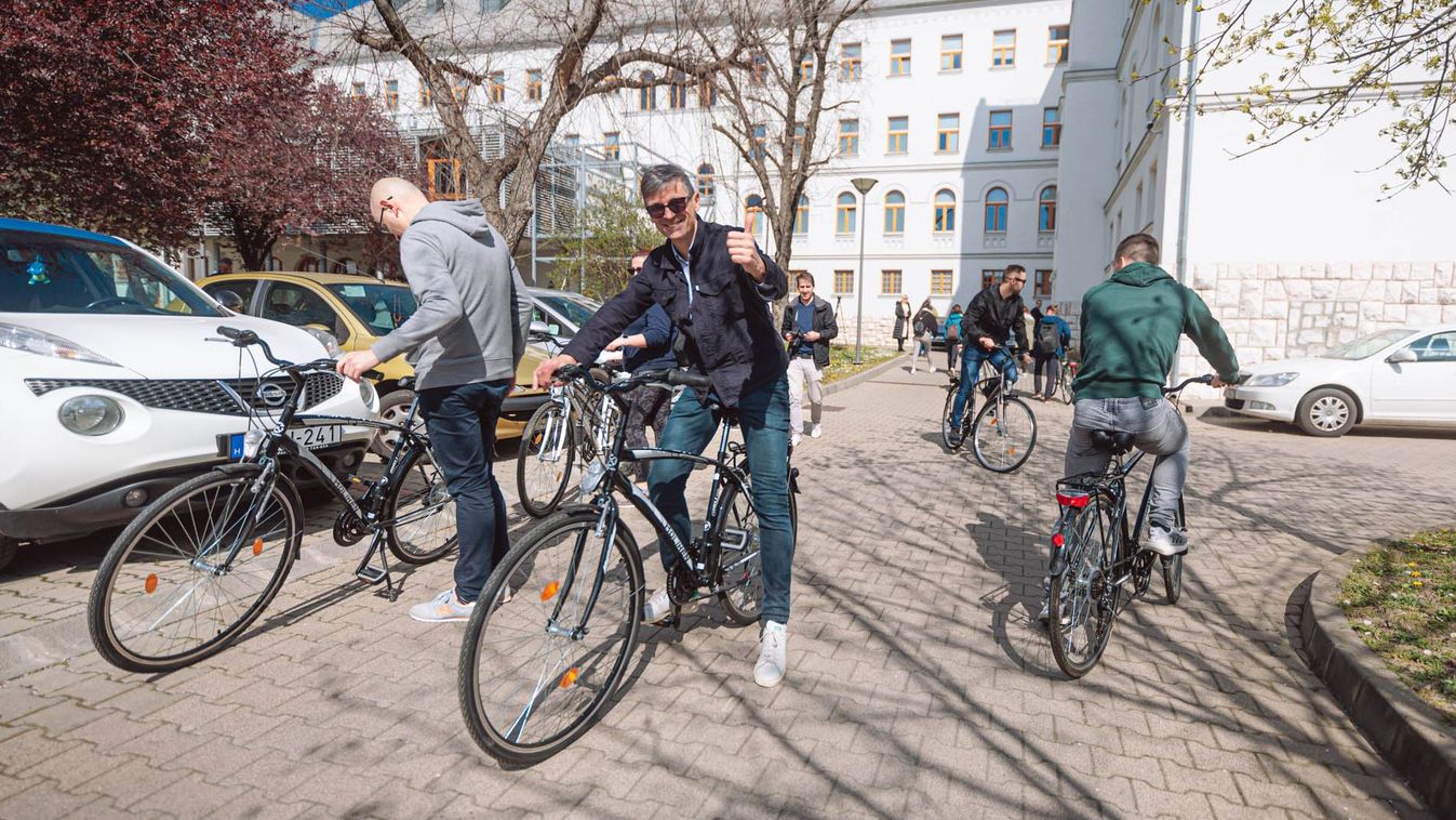 Még mindig imádja a bicajokat a pécsi egyetem