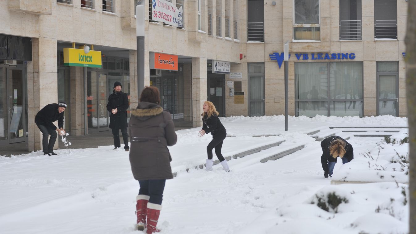 A fotó nem hazudik: tizenkét éve húsvétkor hóembert építettünk – most azért nem lesz lesz!
