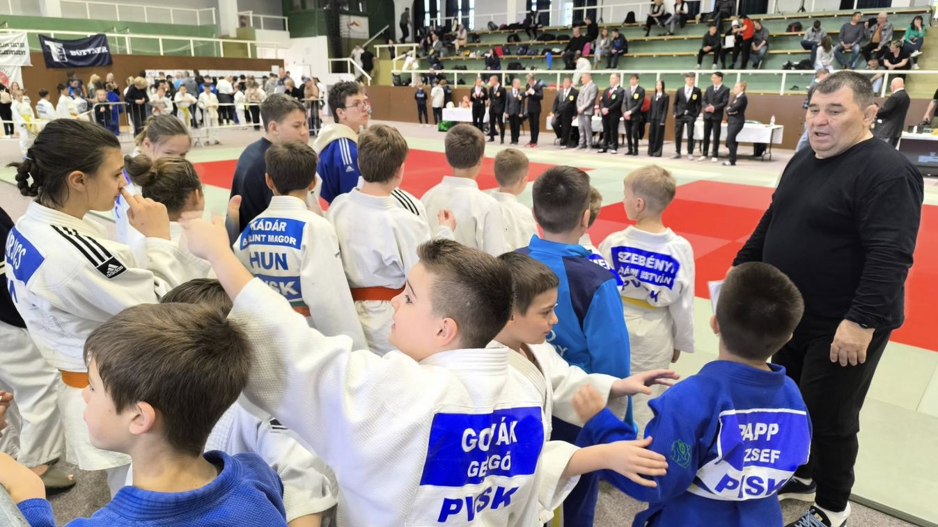 Éremeső szakad a pécsiek nyakába