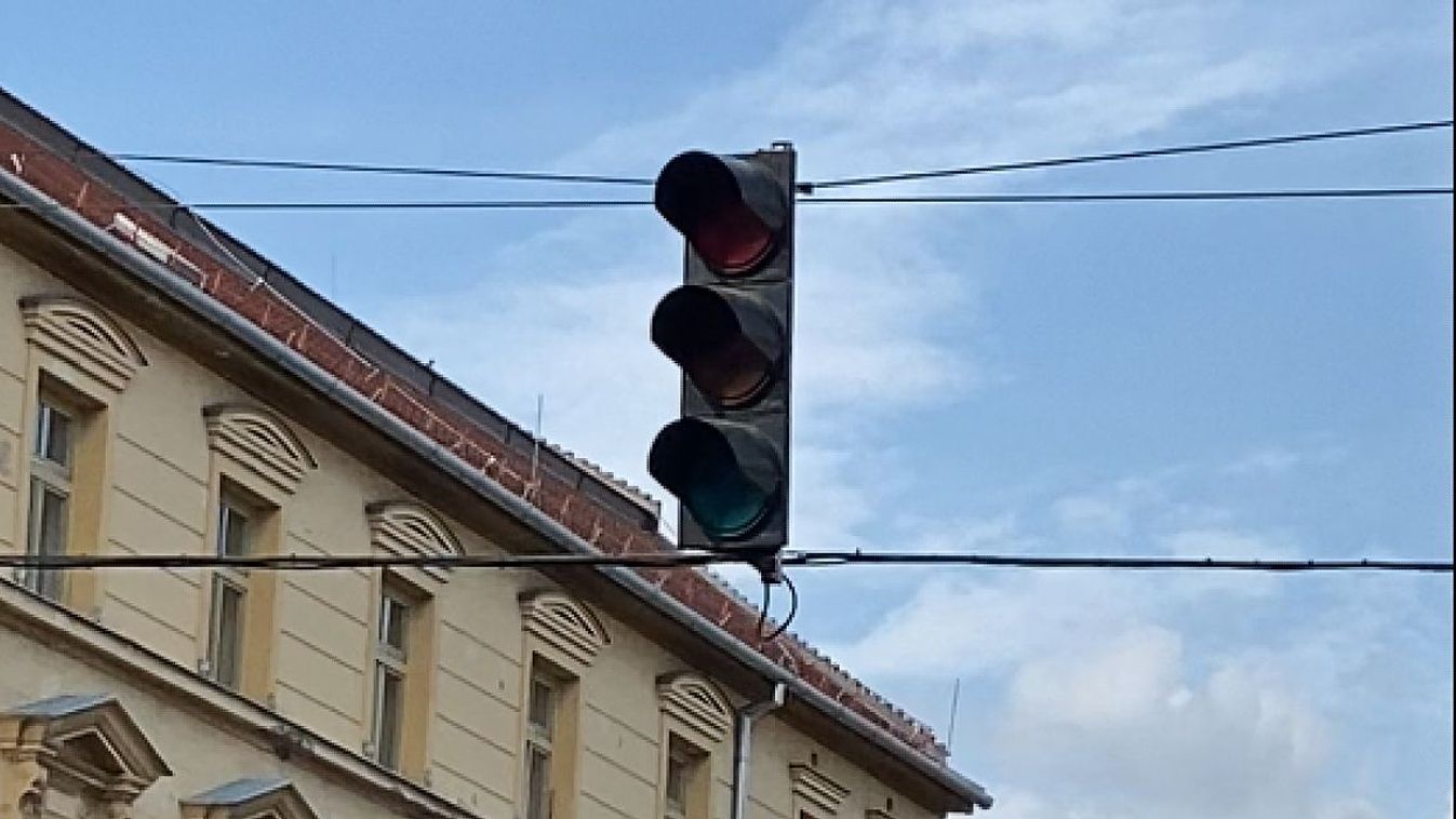 Alakul a káosz: megint nem működnek a pécsi jelzőlámpák (VIDEÓ)