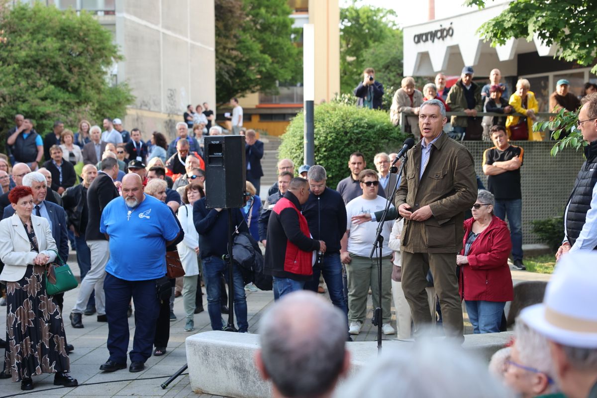 Lázár János tartott nyílt fórumot Pécsen csütörtökön.