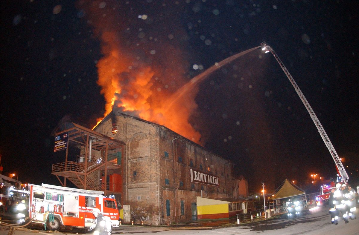 2004 augusztusában a tűz martalékává vált a népszerű pécsi szórakozóhely, a Bocaccio is