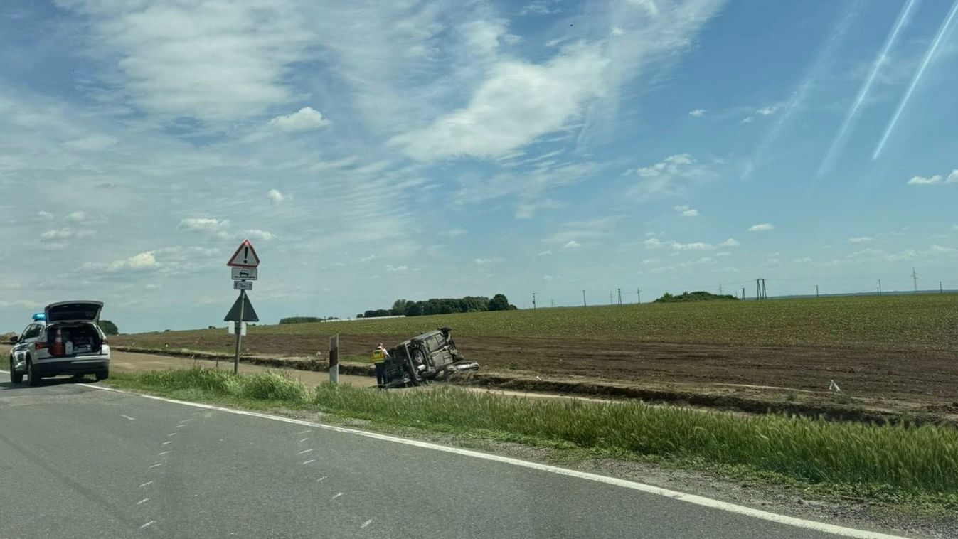 Dráma az 57-esen: Lesodródott a baranyai útról egy autó, mentők is a helyszínen - FRISSÍTVE