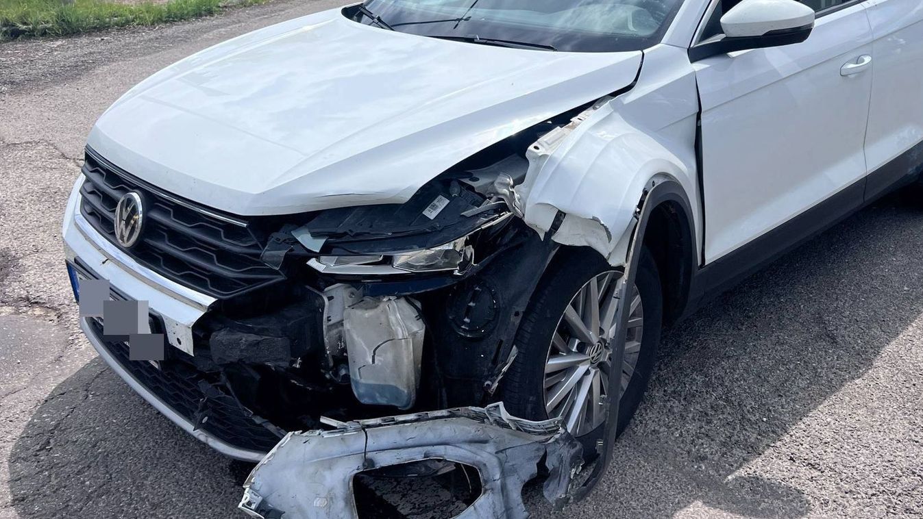 Nem adta meg az elsőbbséget, hatalmas lett a csattanás Pécsen (FOTÓK)