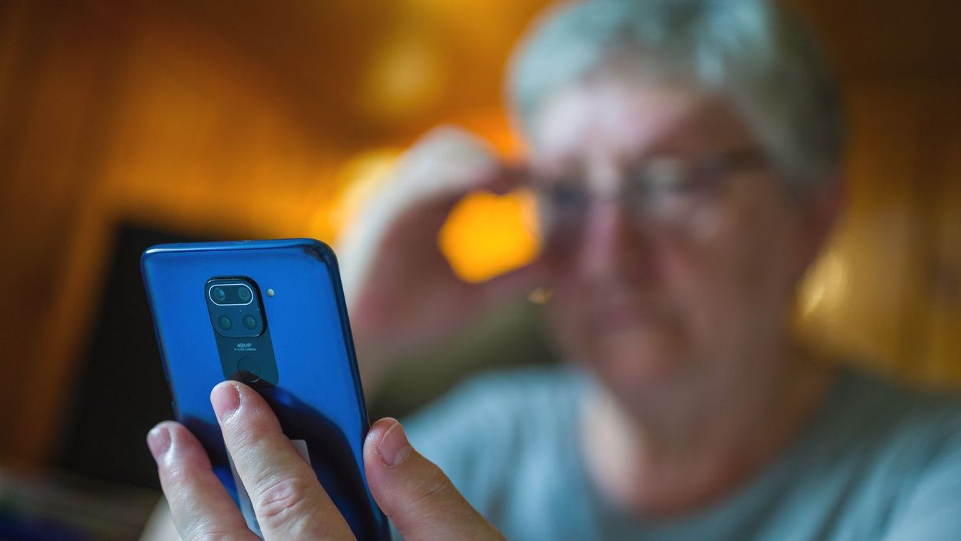Ráerőltetik a nyugdíjasokra az okostelefon használatát?
