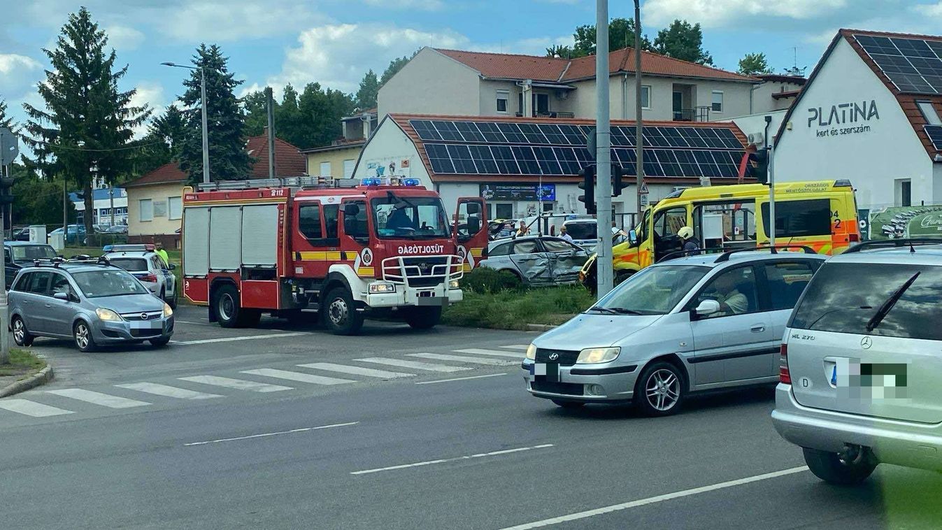 Döbbenet: Mentőautóval karamboloztak Pécsen, megsérült a sofőr! (VIDEÓ+FOTÓK)