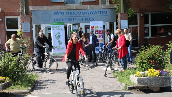Kerékpárral járhatnak dolgozni a PTE munkavállalói