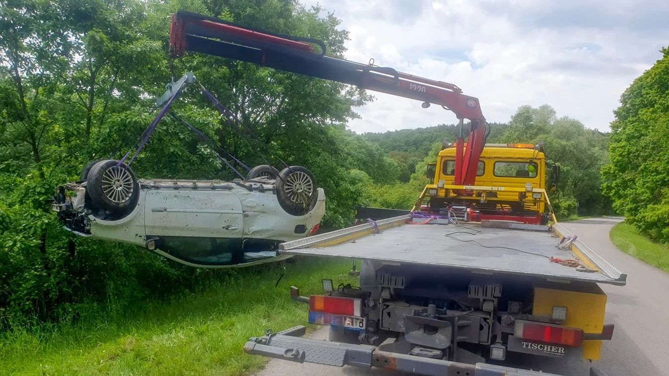 Fejtetőn, a bozótosban állt meg az összetört autó (KÉPEK)
