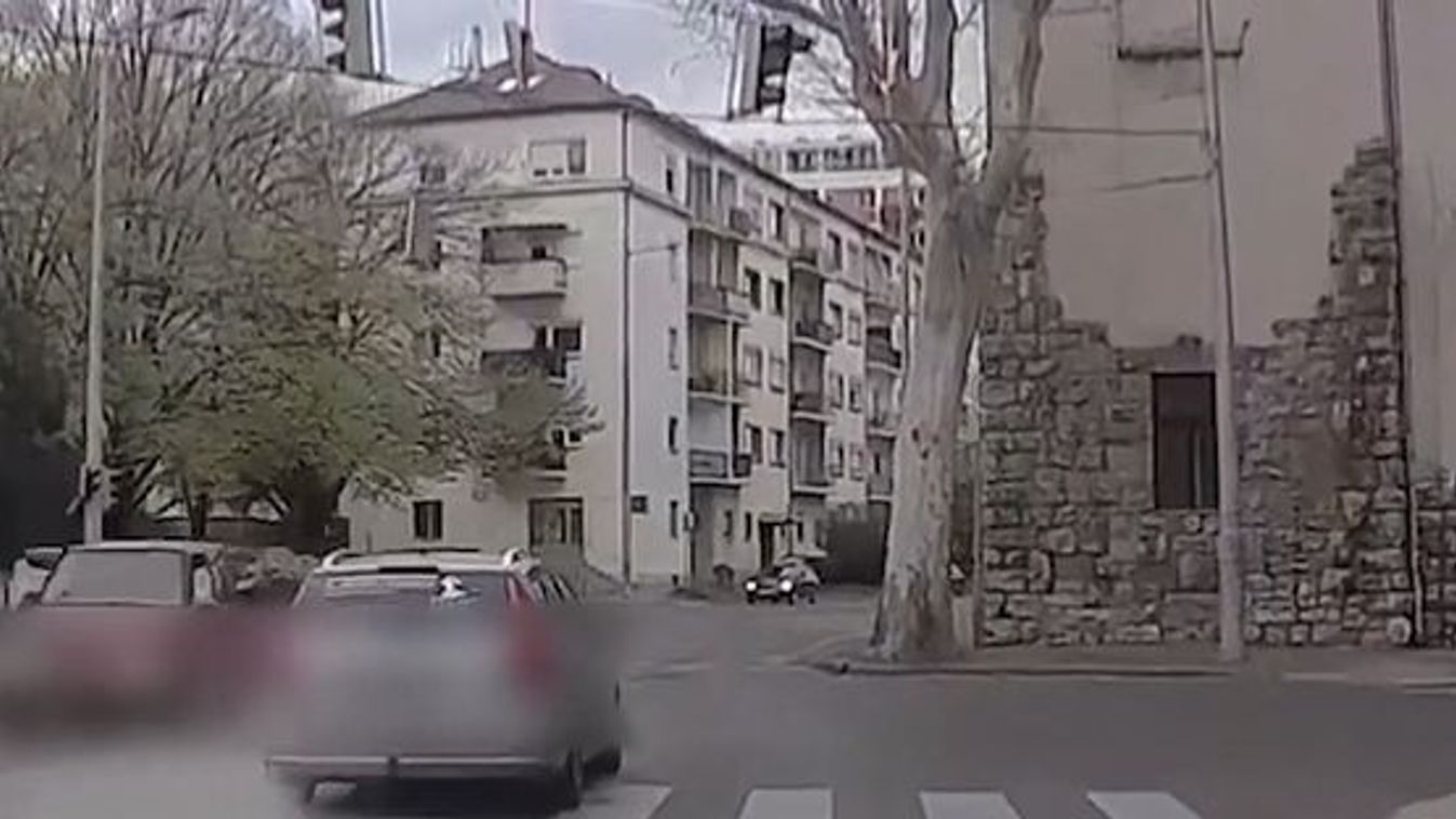 Országúti sebességgel, minden szabályt megszegve vágódott az autós a pécsi kereszteződésbe (VIDEÓ)