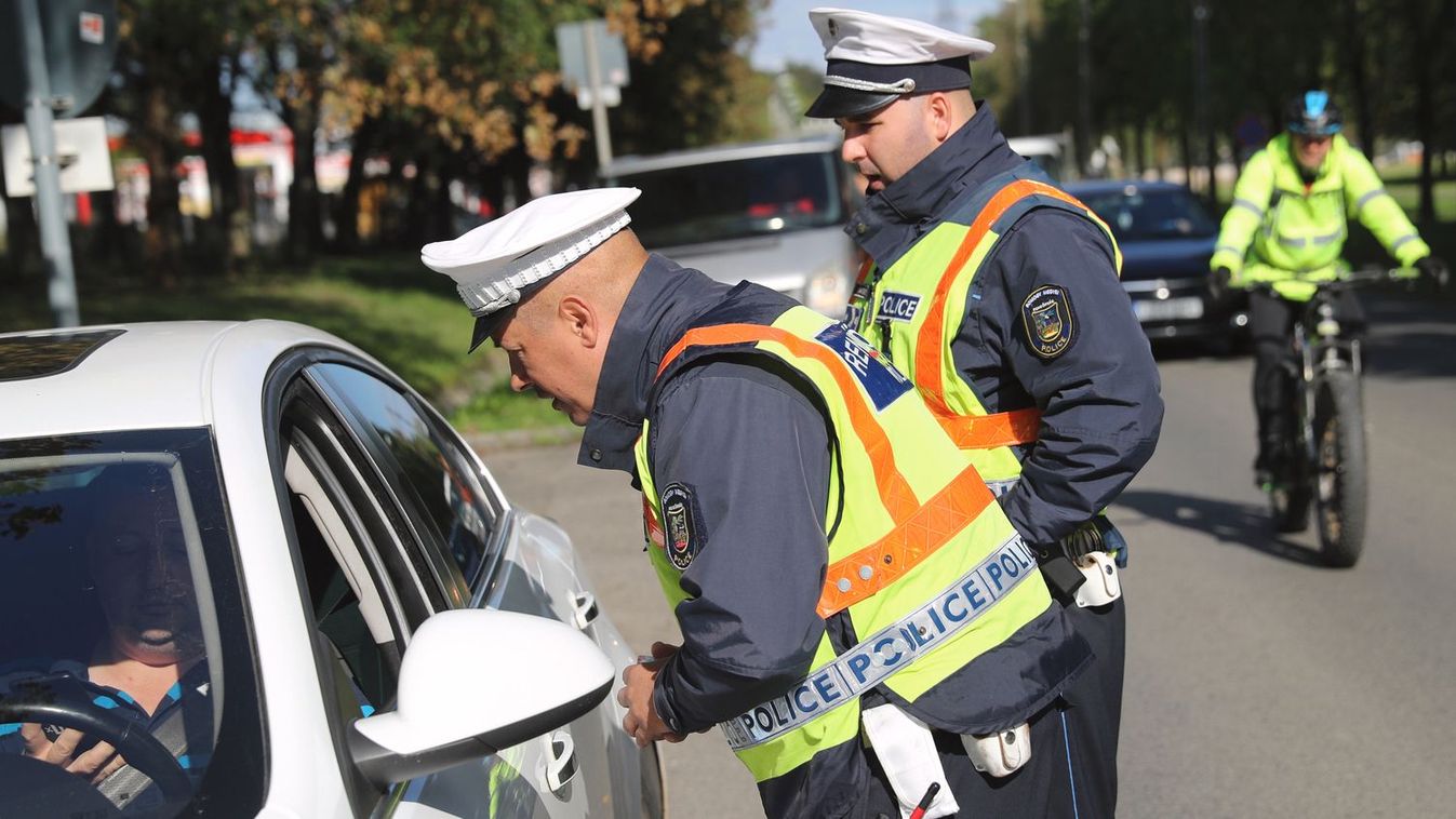 Bátor volt: autóbusznak ment egy Suzuki