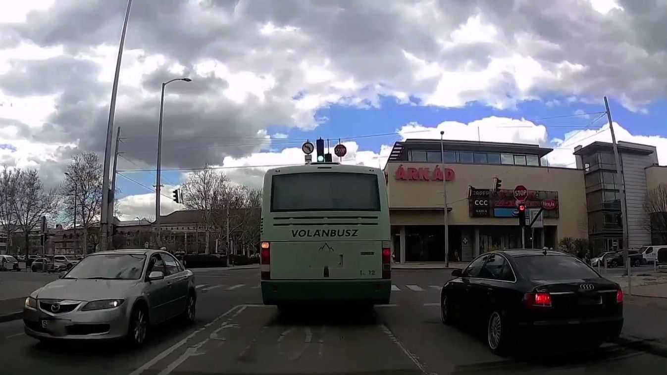 Életveszélyes manőver egy Audistól Pécsen, menekültek a gyalogosok (VIDEÓ)