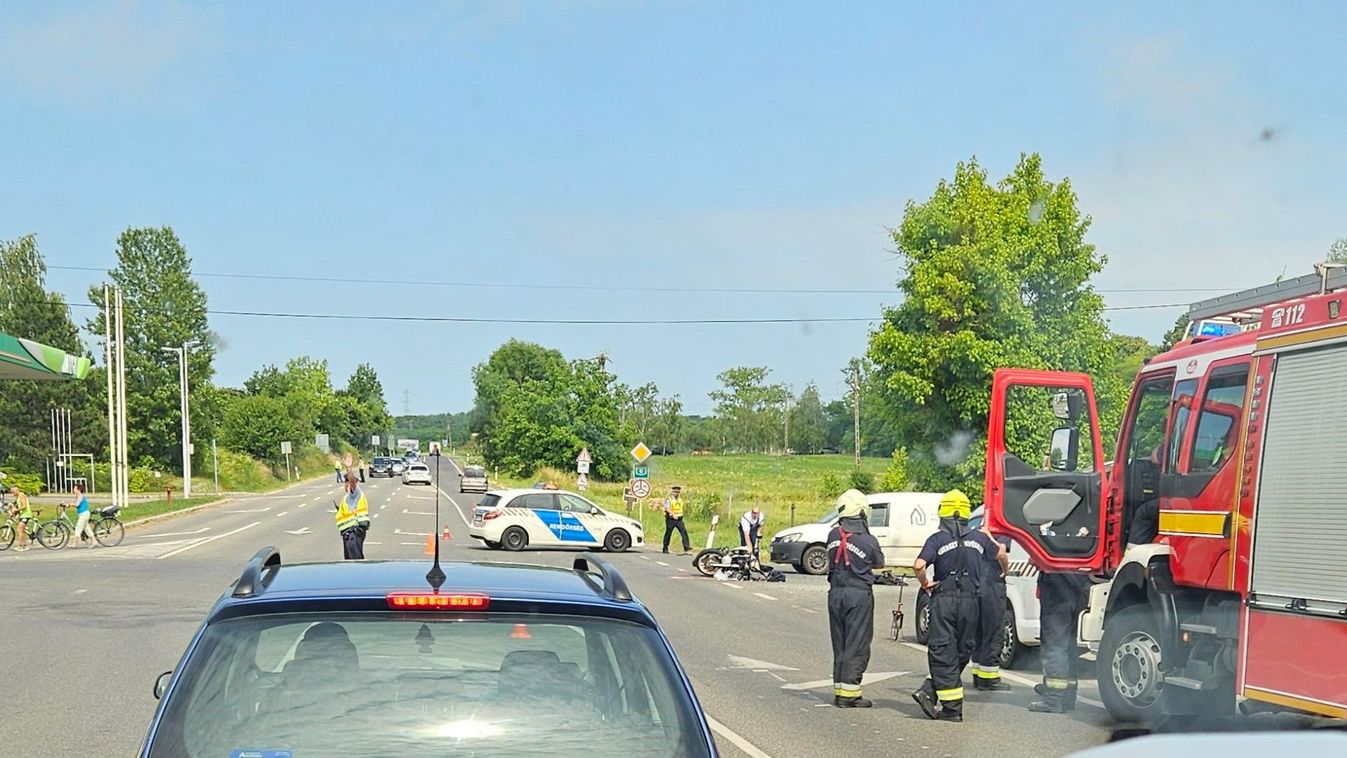 Drámai pillanatok: motoros karambol a forgalmas baranyai kereszteződésben