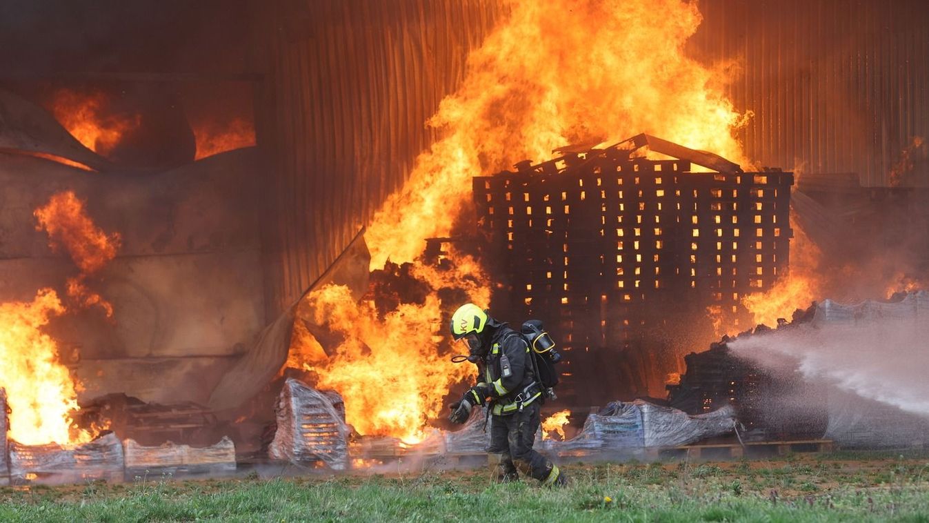 Lángolt a nap: rengetegszer mentek a tűzoltók