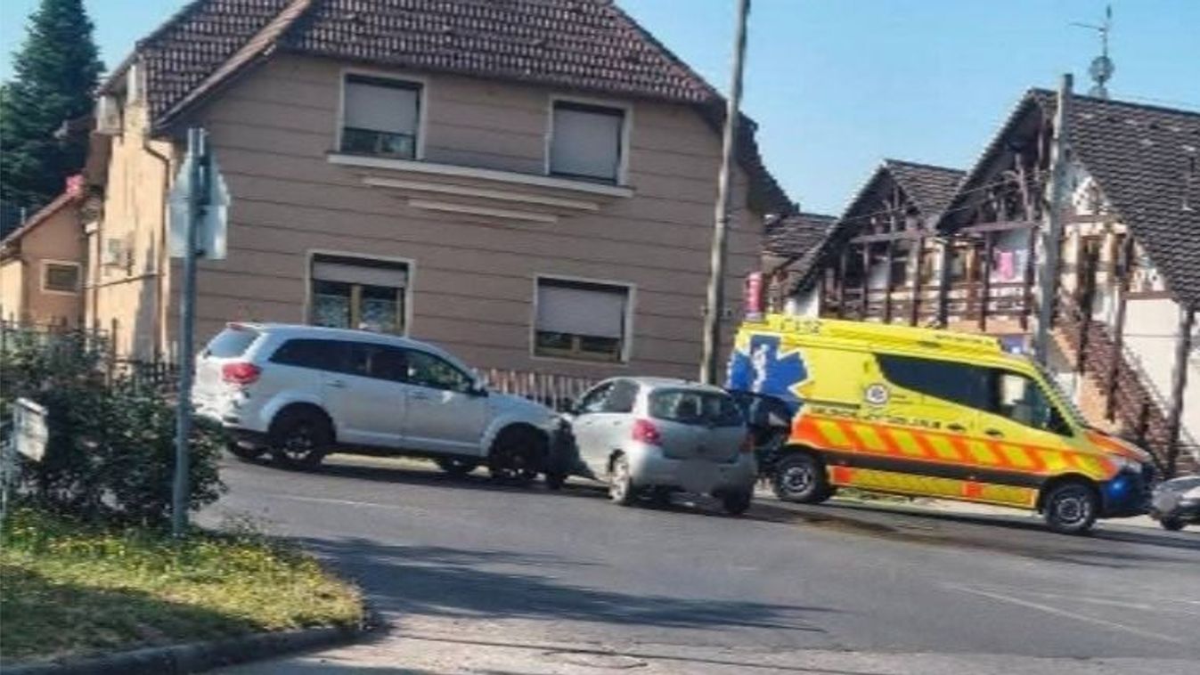 Akkorát csattantak, hogy kifolyt az olaj az egyik autóból – FRISSÍTVE