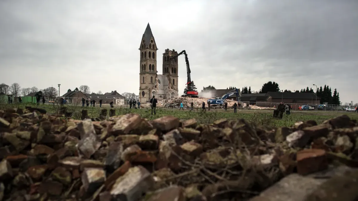Kereszténység bástyája marad Pécs, míg képünkön a németek rombolása látszik