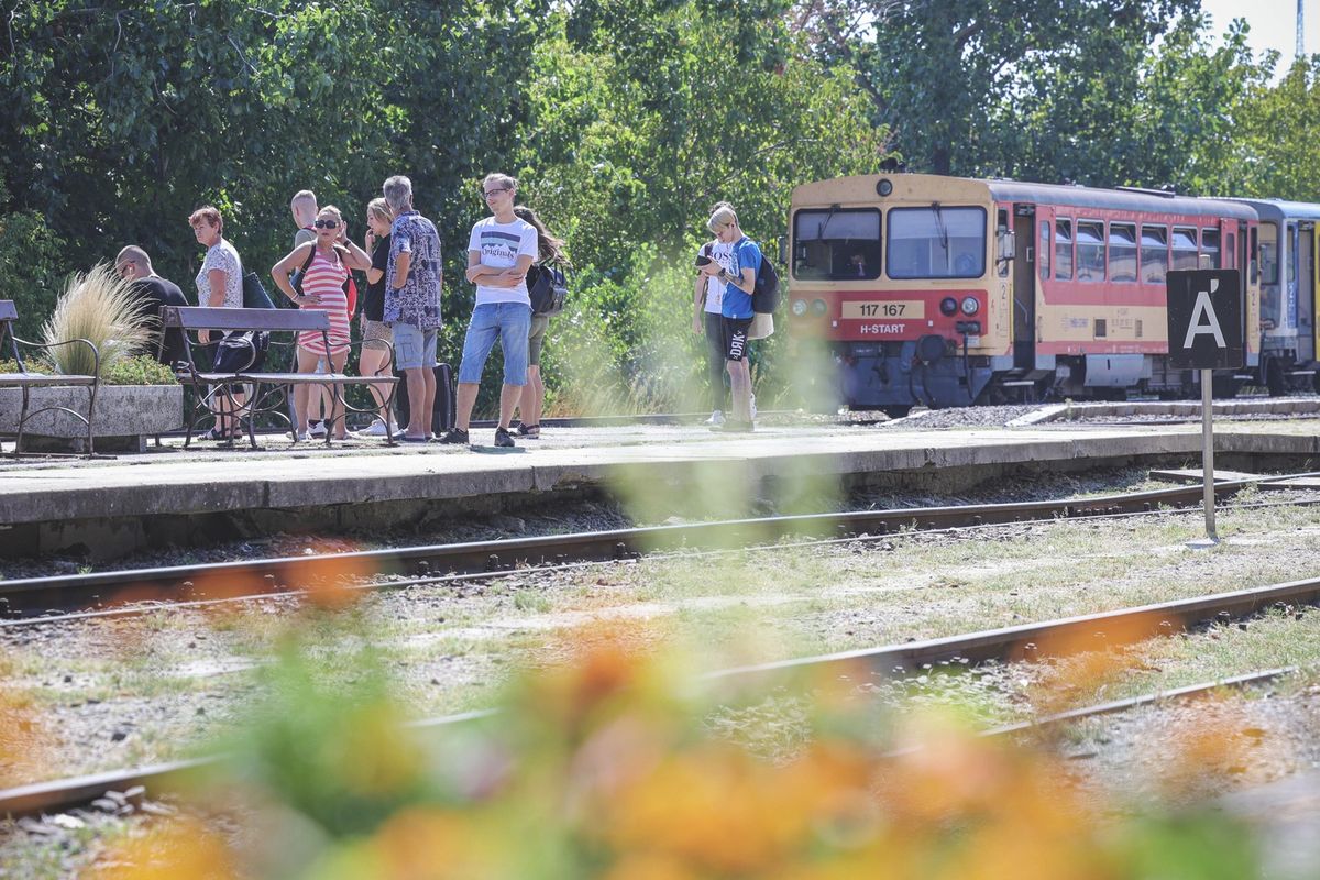 Vonatra várnak az utasok