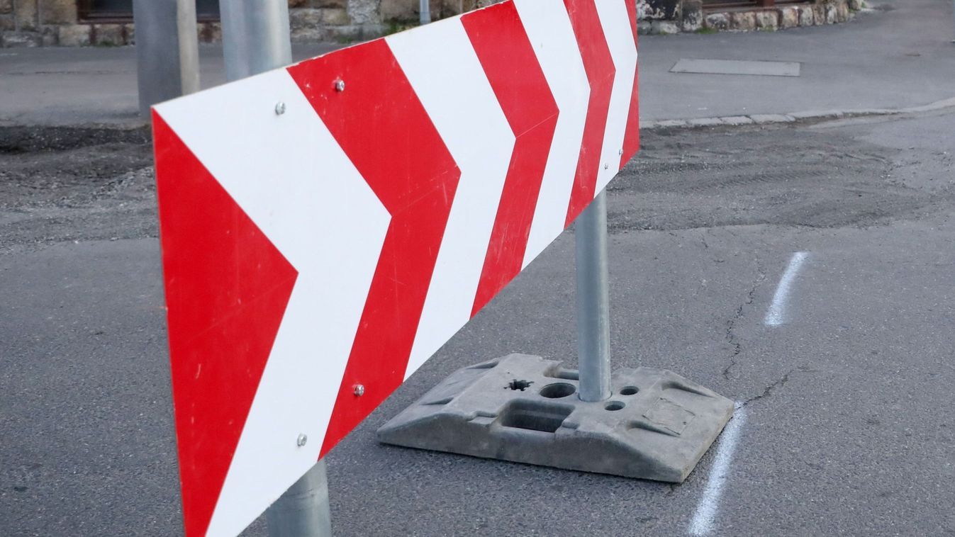 Lezárnak egy forgalmas körforgalmat Baranyában