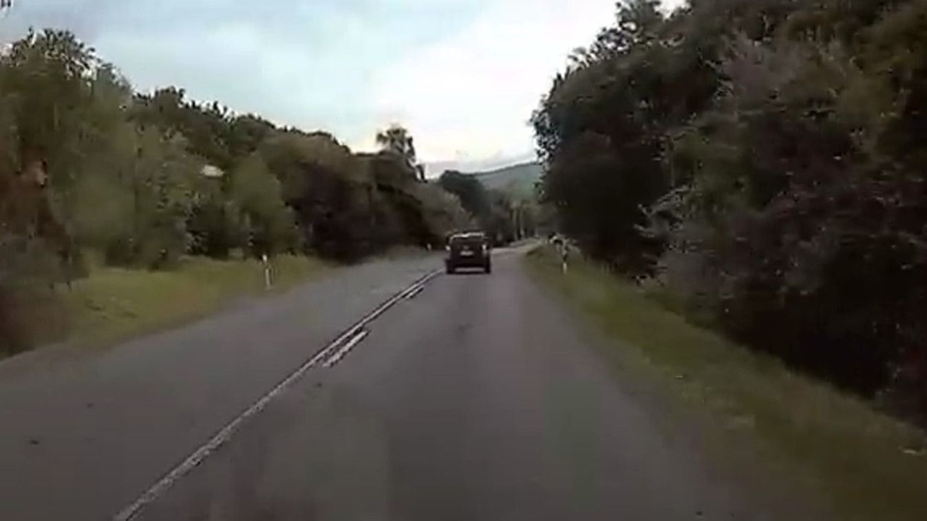 „Ha nem kapják el, megöl valakit” − 110 km/h-val száguldott át egy autós a piros lámpán Pécsen – (VIDEÓ)