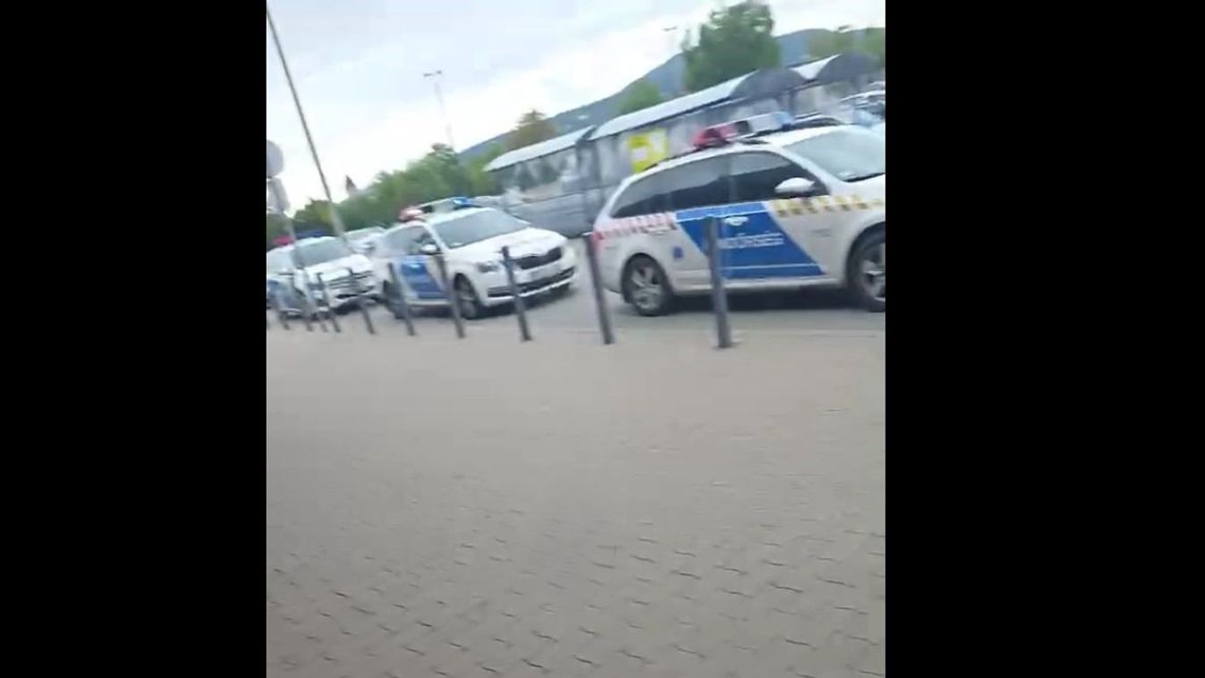 Mi történik? Ordítozás a pécsi Tescóban − négy rendőrautó a helyszínen (VIDEÓ)