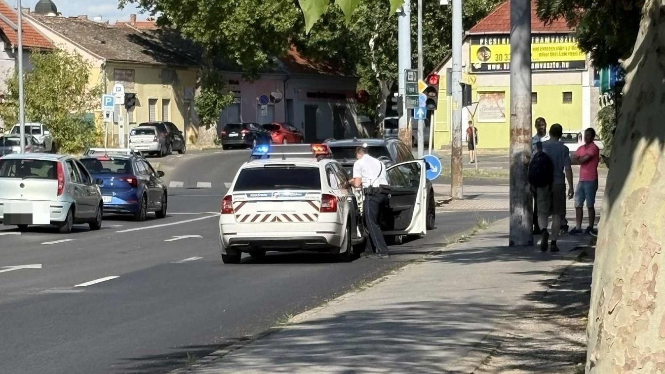 A pécsi Árkád előtt karamboloztak szombat délután