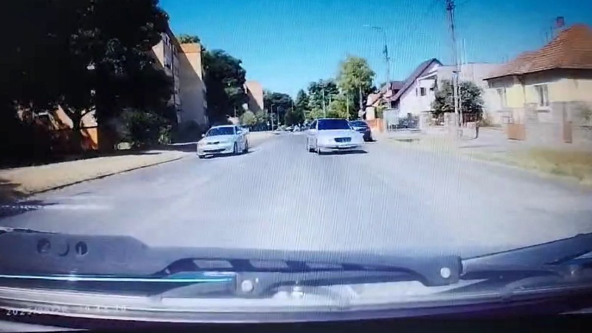 Hajmeresztő mutatvány Pécsen: egy kislány életét is veszélyeztette! (VIDEÓ)