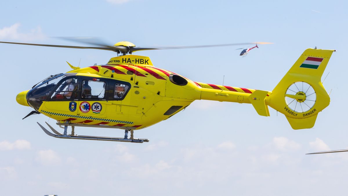 Nagy a baj Sásd mellett: felborult kocsihoz riasztották a mentőhelikoptert