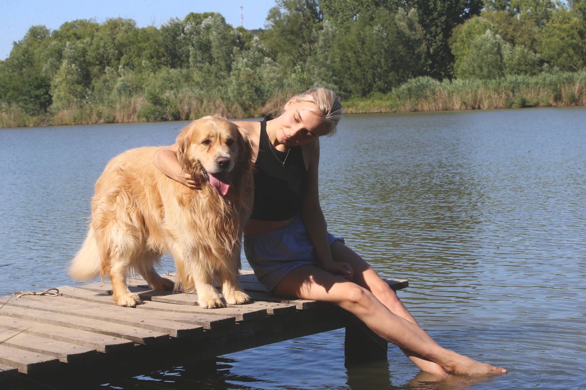 Kutyabarát strandon egy lány a kutyájával