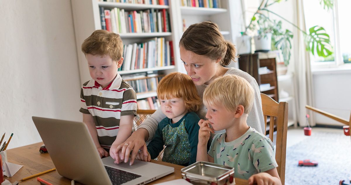 Háromgyerekes anyák oktatás közben otthon, gyerekekkel a laptopnál