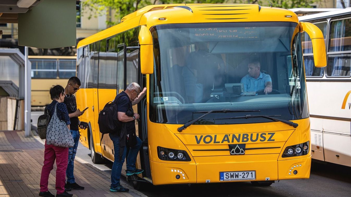 Buszon sodorták a füves cigit – a rendőrök már várták őket az állomáson