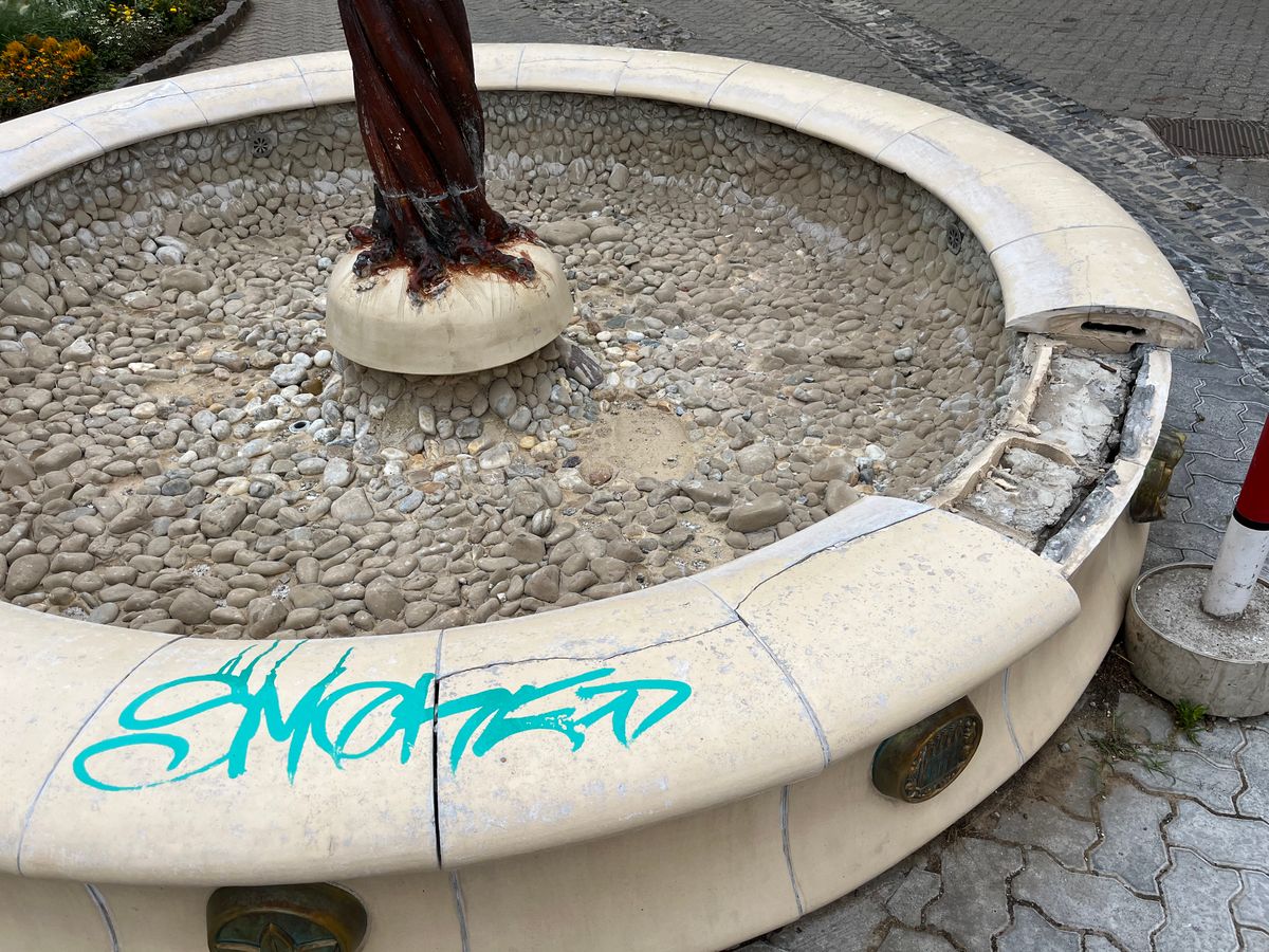 Graffiti pár napja díszíti a pécsi Tüke-kút peremét, Fürtös György alkotását