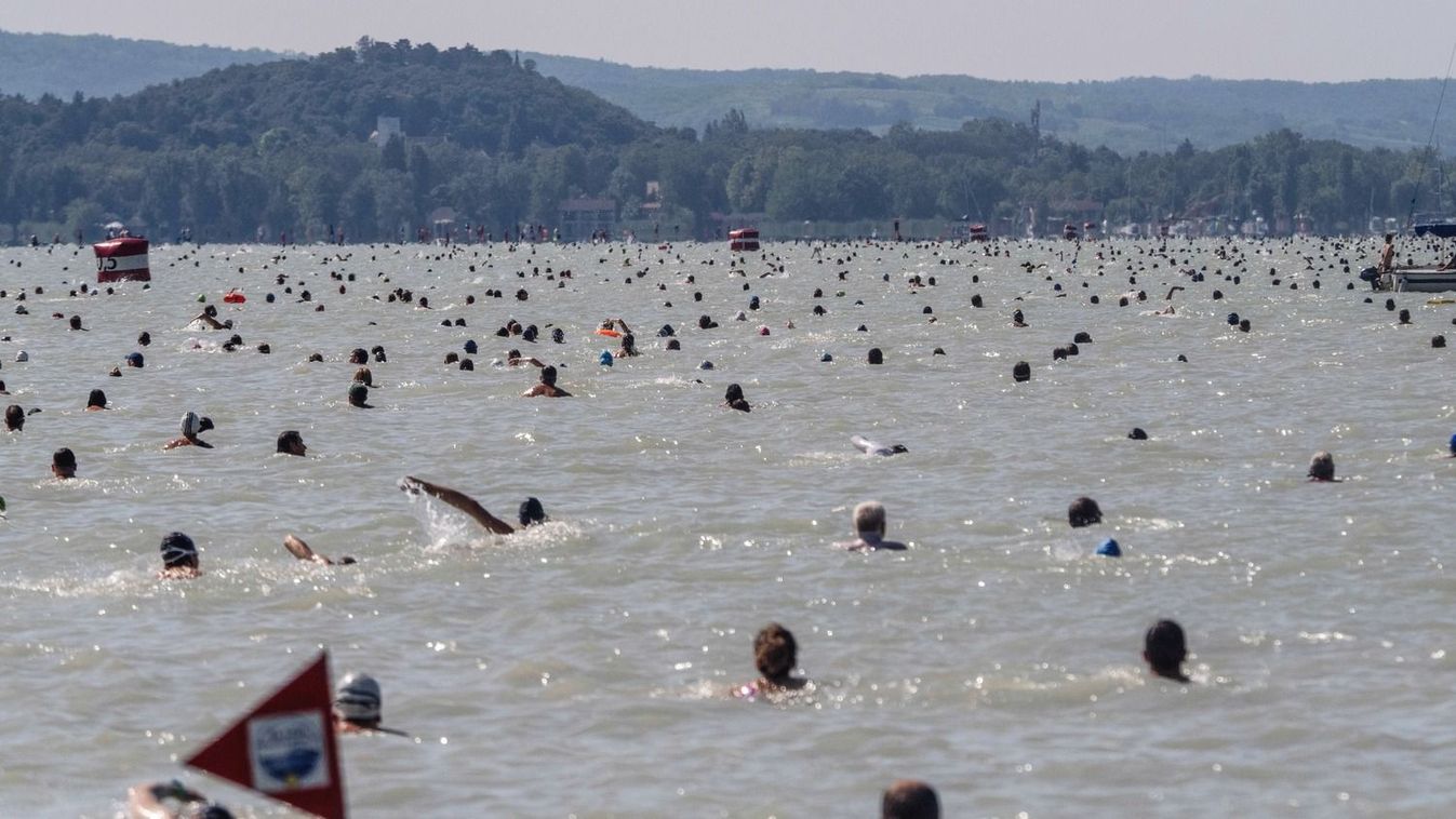 Ez hihetetlen: tovább halasztják a Balaton-átúszást