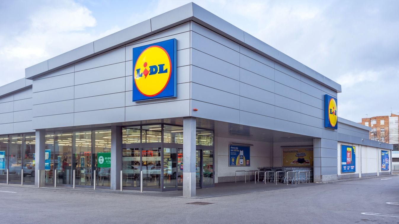 Több a soknál: a bolt parkolója tele, a vevőknek már nem jut hely