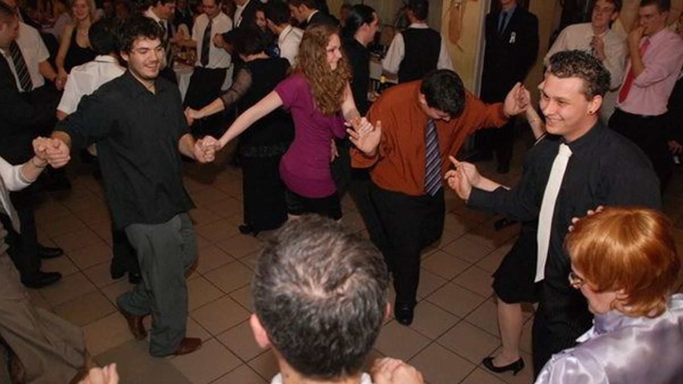 Előkerültek a kis Pollack legendás szalagavatójának fotói – te is ott voltál? (GALÉRIA)