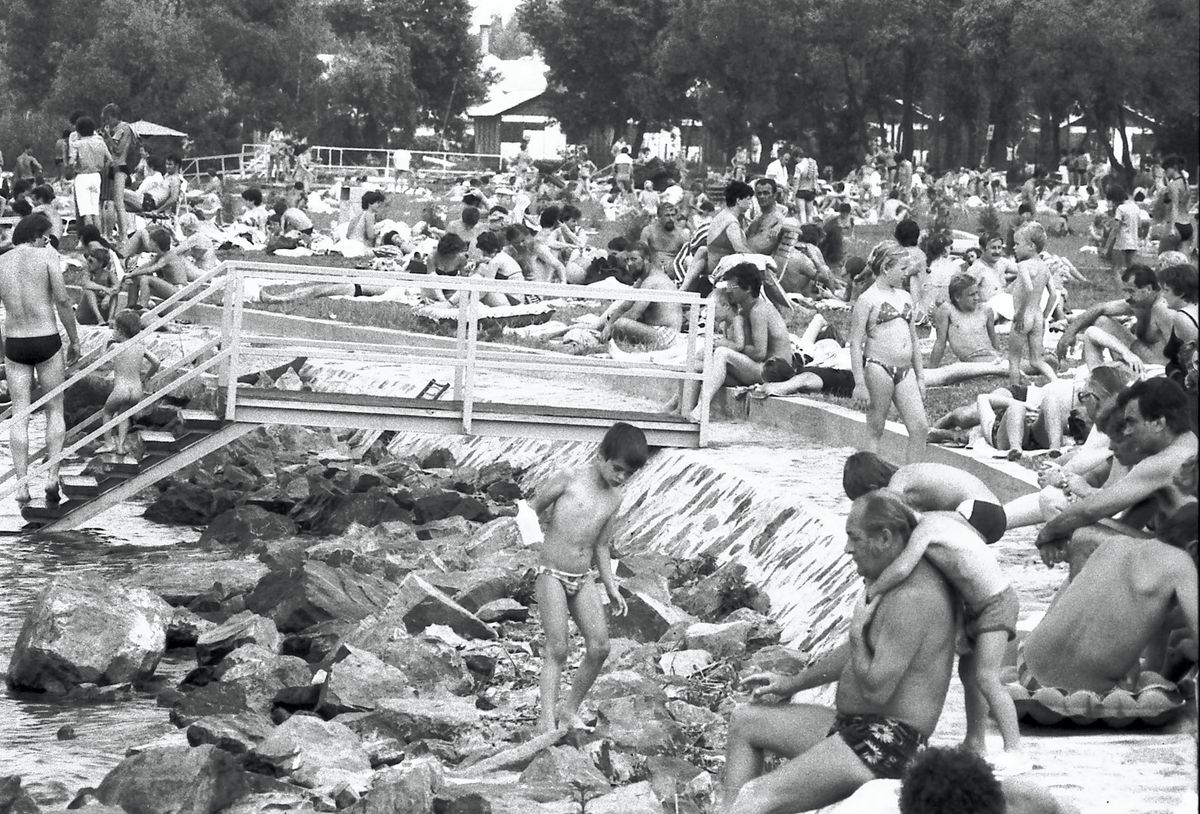 A kép tanúsága szerint a déli part fonyódi strandja 1988-ban is nagyon népszerű fürdőhely volt